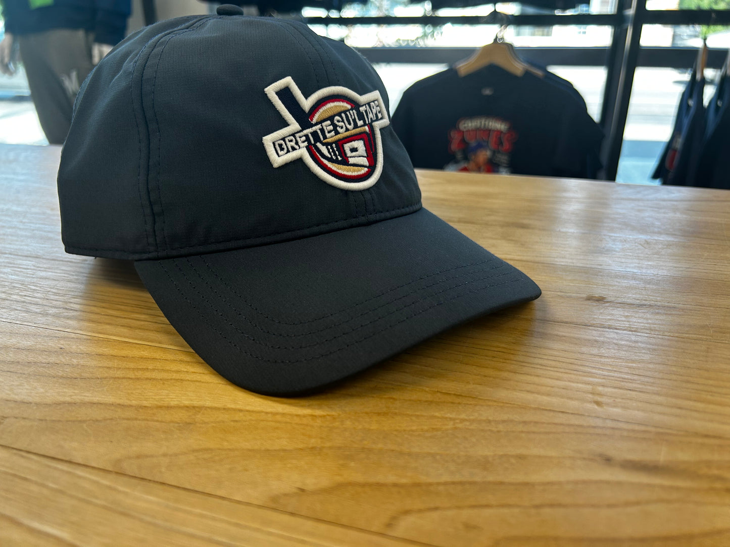 Casquette Drette su'l tape